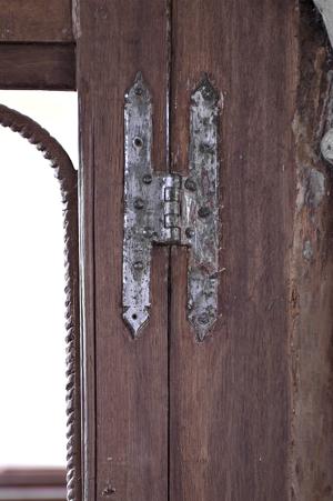 Tinned foliated Hine on chapel gate