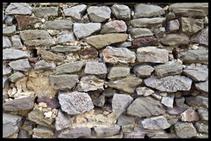 Ballast made of a mix of stone weathered from exposure to water