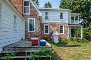 1802 brick wing