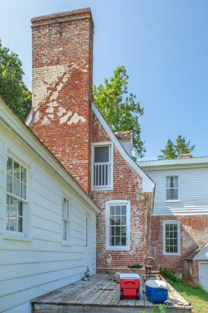 Slab chimney on gable, built after 1735