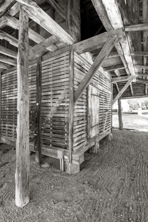 Built late 18th c; modiied in the 1830s; attic access for wagon