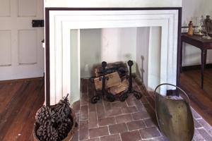 Fireplace with opsing niches in wing