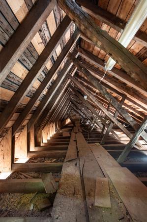 Original rear slope (1714) and jack-up rafters from 1768 raising