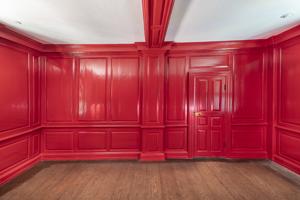 Original first-floor room with articulated (earthfast) posts and