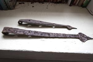 Hand-forged strap hinges with reverse eye