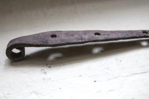 Hand-forged strap hinge with reverse eye