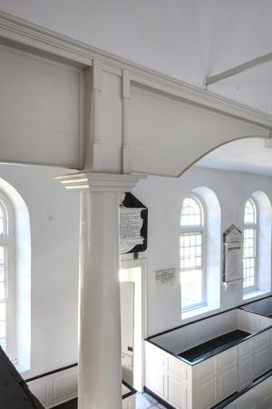 Balustrade above the aisle columns