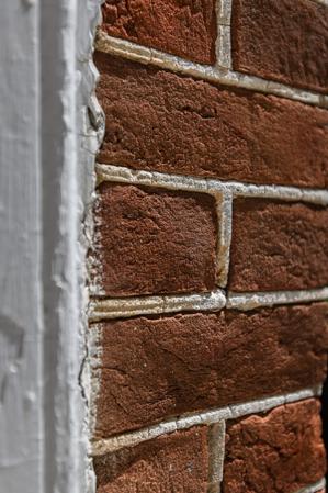 Ruled joints in brick window jambs, front facade; 1742