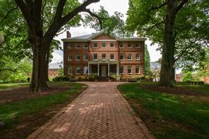 Header-bond front, 1742; riased to 3 stories in the 1786-92
