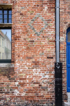 Glazed brick diamond detail