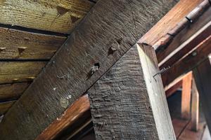 Moon-shaped carpenter's marks on principal rafter and strut