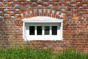 Segmental arch over cellar window with alternating glazed header
