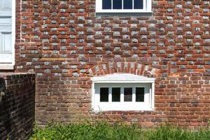 Segmental arch over cellar window with alternating glazed header