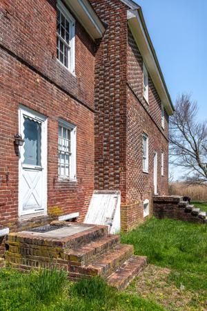 Glazed-header Flemsih bond west gable; 1722