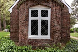 Finer glazed-header Flemsih on south side of apse than north, ca