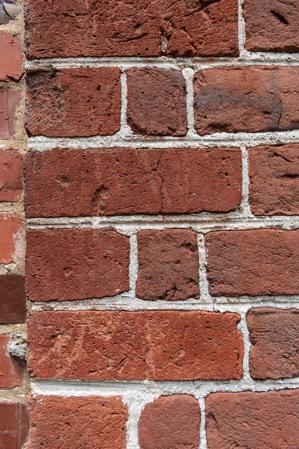 Redwashed rubbed bricks on corners; 1711-13