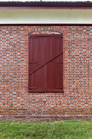Window arch with alternating glazed headers; 1733