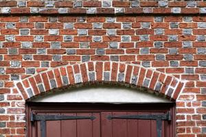 Segmental arch with alternating glazed headers over front door; 