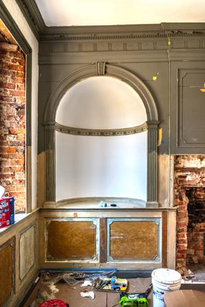 1790s wainscot in parlor at niche with 1835 graining exposed. Ni