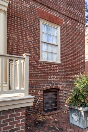 Gauged-and-rubbed jack arch over window, front wall, ca. 1775-86