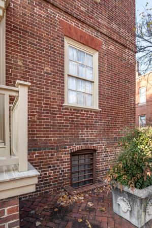 Gauged-and-rubbed jack arch over window, front wall, ca. 1775-86