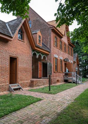 Parson Thorne House, Silver Hill Farm, 501 Northwest Front Stree