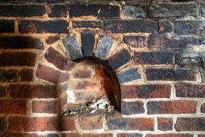 Arched niche in parlor firebox, 1733