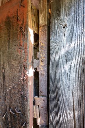 H hinge used partially as butts on kitchen door; 1834-36