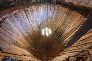 Wood-lined ice house in cellar of outbuilding; 2nd quarter 19th 