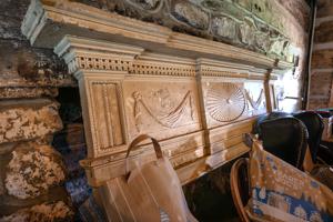 Mantel stored in double-pen log quarter, 1810s