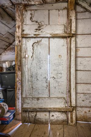 Wooden hinge and pintle in attic, double-pen log quarter; 2nd 1/