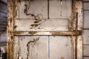 Wooden hinge and pintle in attic, double-pen log quarter; 2nd 1/