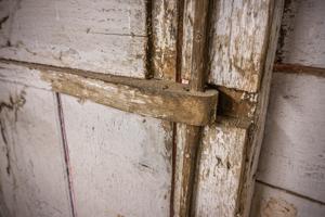 Wooden hinge and pintle in attic, double-pen log quarter; 2nd 1/