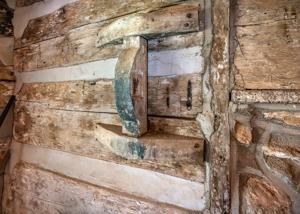 Wooden fitting by hearth in double-pen log quarter; 2nd 1/4 19th