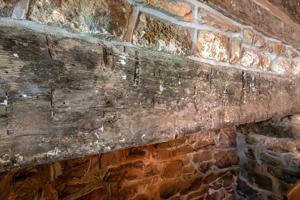 Burn marks on lintel in double-pen log quarter; second 1/4 19th 
