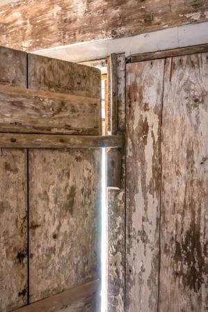 Wooden hinge and pintle in double-pen log quarter; 2nd 1/4 19th 