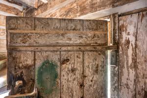 Wooden hinge and pintle in double-pen log quarter; 2nd 1/4 19th 
