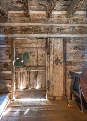 Wooden hinge and pintle in double-pen log quarter; 2nd 1/4 19th 