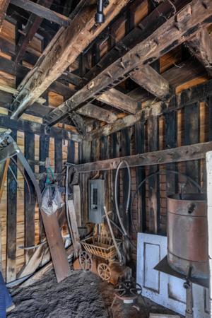 Double-studded walls in smokehouse; 2nd 1/4 19th century