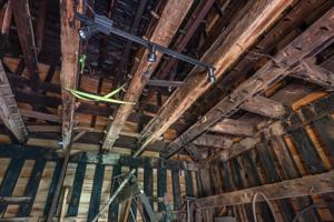 Double-studded walls in smokehouse; 2nd 1/4 19th century