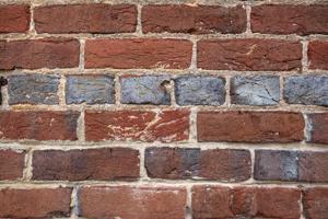 1-to-3 banding on gable with glazed header course banding; 1790s