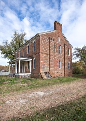 1-to-3 banding on gable with glazed header course banding; 1790s