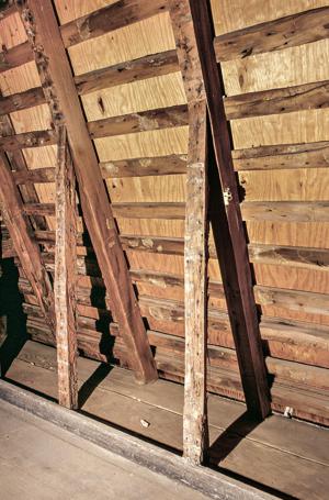 Tall kneewall stud on the gambrel roof side of teh 1805 roof