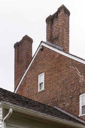 Articulated chimneys rebuilt in kind after earthquake damage