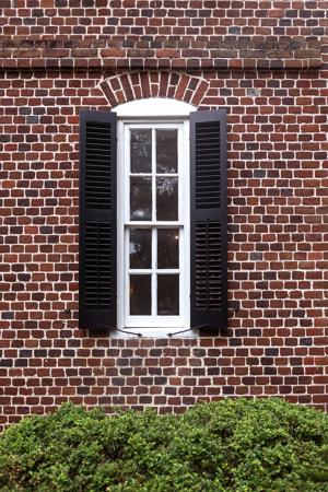 Segmental arch on header-bond west brick gable, 1740s